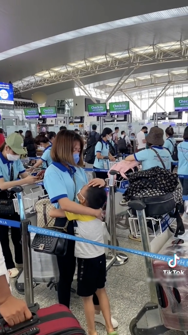 Rời xa con trai đi xuất khẩu lao động, người mẹ trẻ bật khóc nức nở