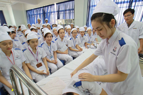 THÔNG BÁO Chương trình Học bổng ngành điều dưỡng tại CHLB Đức (4 năm)